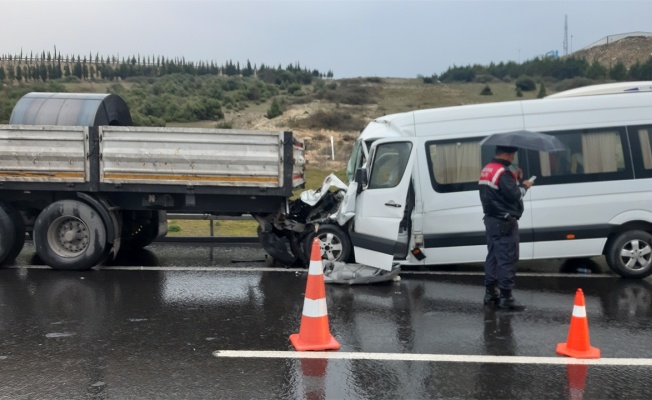 Kocaeli'de tırla işçi servisi çarpıştı: 7 yaralı