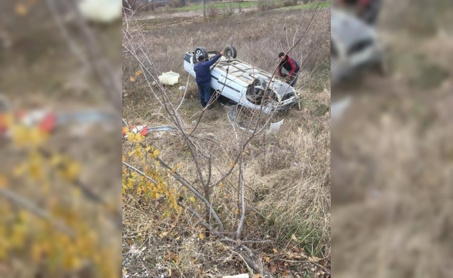 Şarampole devrilen otomobildeki yolcu yaralandı