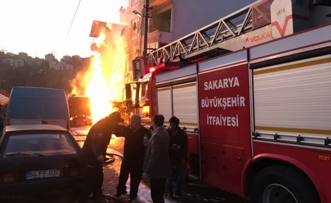 Sakarya'da kamyonda çıkan yangın söndürülmeye çalışılıyor