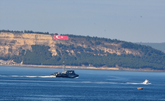 Alman askeri gemisi Çanakkale Boğazı'ndan geçti