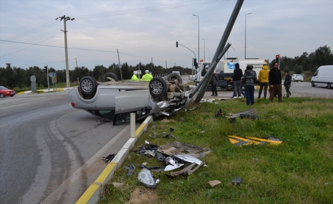 Çarpışan iki otomobilden biri ters döndü: 5 yaralı