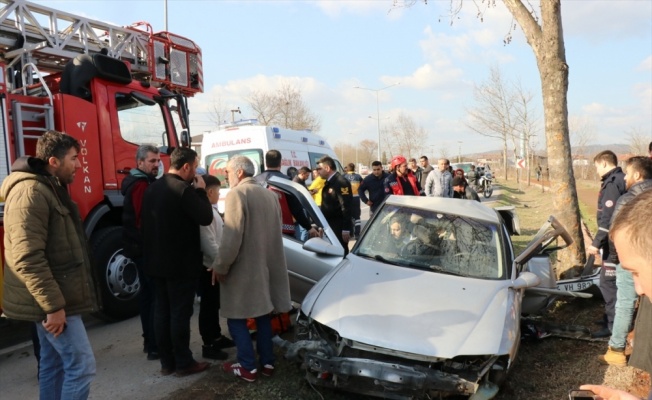 Sakarya'da ağaca çarpan otomobildeki 10 yaşındaki çocuk öldü