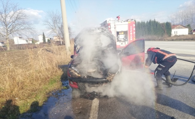 Sakarya'da seyir halindeki otomobil yandı