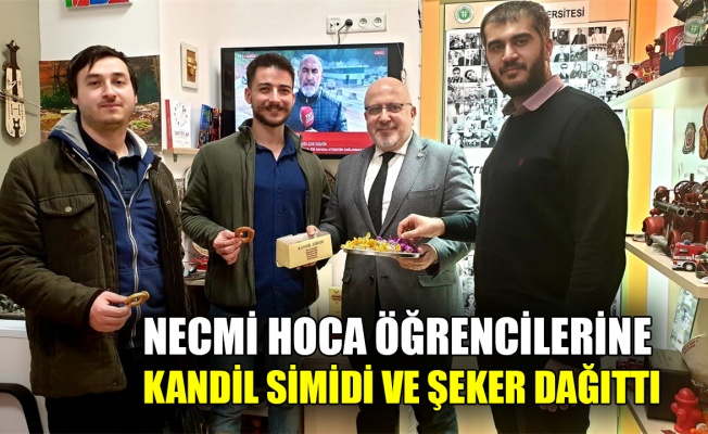 Necmi hoca öğrencilerine kandil simidi ve şeker dağıttı