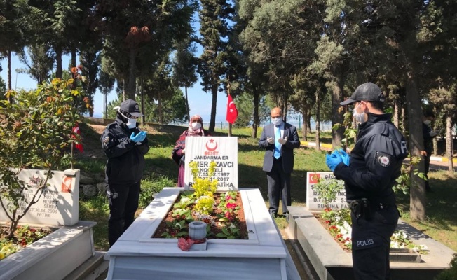 Şehit torunlarının kabir ziyaretine polis ekibiyle gittiler