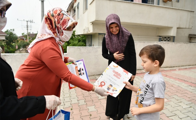 Çayırova'da çocukların karneleri evlerine teslim edildi