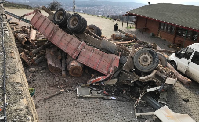  5 metre yükseklikten devrilen kamyonun sürücüsü yaralandı