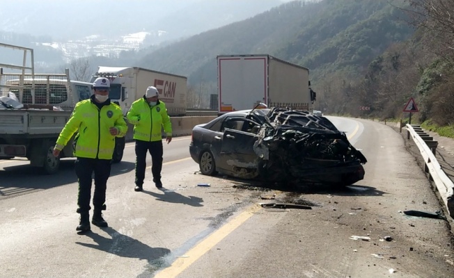 Sakarya'da otomobil yol kenarındaki kayalıklara çarptı: 4 yaralı