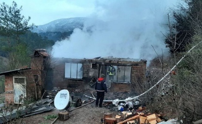 Acıpayam'da işsiz baba cinnet geçirdi, evini yaktı!