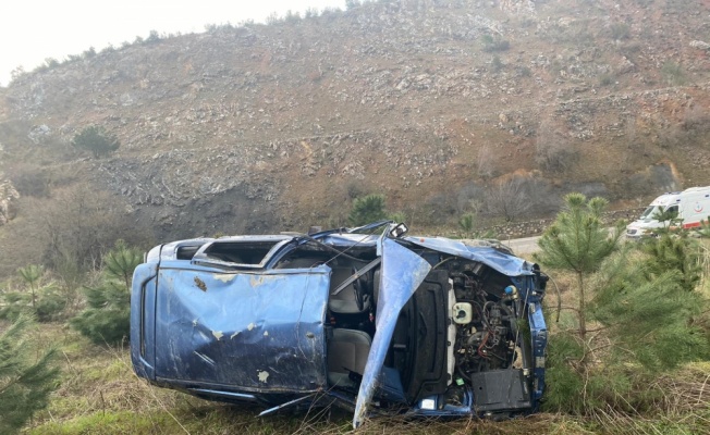 Balıkesir'de şarampole devrilen aracın sürücüsü yaşamını yitirdi