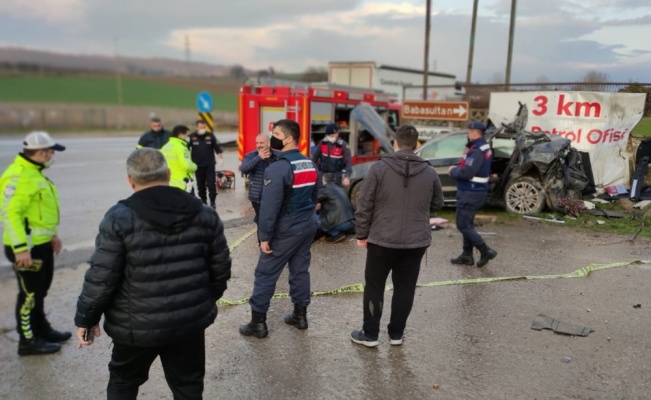 Bursa'da kontrolden çıkarak fabrika duvarına çarpan otomobilin sürücüsü öldü