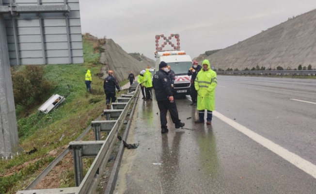 Bursa'da otoyolda bariyerlere çarparak devrilen otomobilin sürücüsü öldü