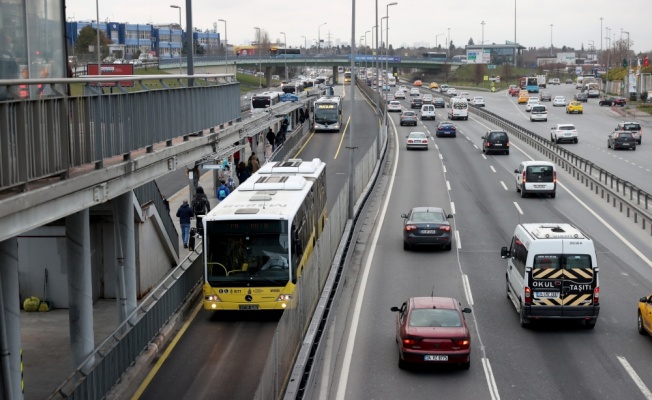 İstanbul'da sokağa çıkma kısıtlamasının sona ermesiyle trafik yoğunluğu arttı