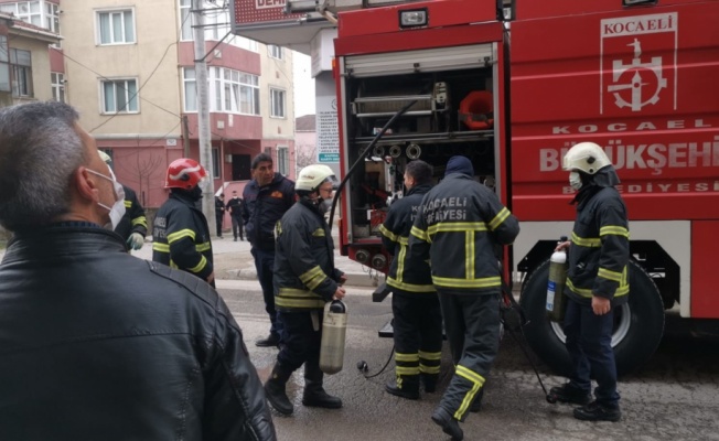 Kocaeli'de apartman dairesinde çıkan yangın söndürüldü