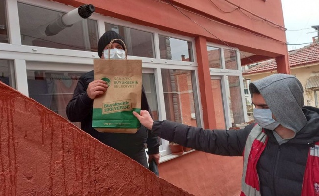 Sakarya halk sağlığını korumak için maske dağıtıyor