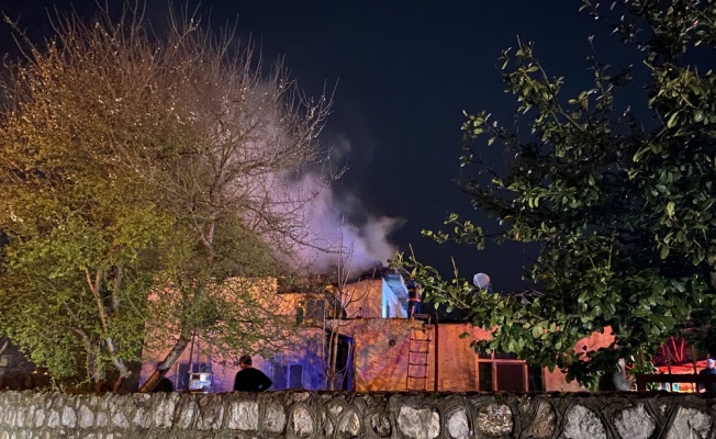 Sakarya'da bir evin çatısında çıkan yangın itfaiye ekiplerince söndürüldü