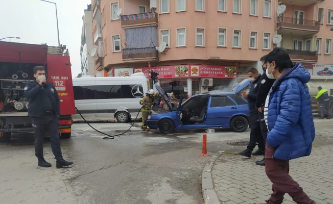 Bursa Gemlik'te seyir halindeki araç yandı