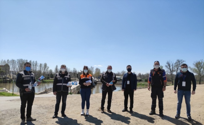 Edirne'de AFAD'dan denetim noktalarında görev yapan polislere ziyaret