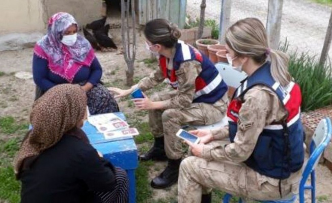 Elazığ'da jandarma KADES'i köy kadınlarına anlatıyor