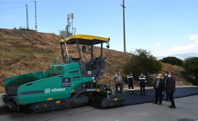 İzmir Karabağlar’da asfalt son teknoloji araçlarla seriliyor