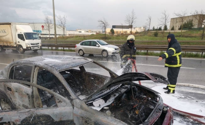 Kocaeli'de seyir halindeki otomobilde çıkan yangın söndürüldü