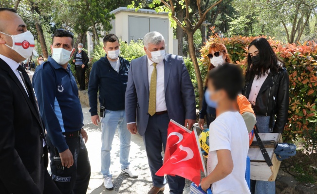 Manisa'da zabıtalardan çocuklara 23 Nisan hediyesi