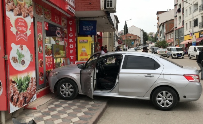 Bilecik'te yayaya çarpan otomobil çiğ köfteci dükkanına vurarak durdu