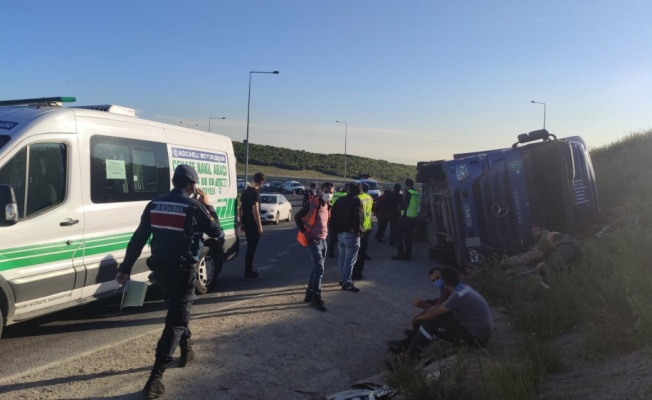 Dilovası'nda devrilen tırın şoförü öldü