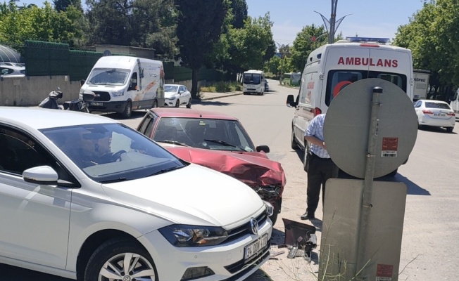 Kocaeli'de iki otomobil çarpıştı: 2 yaralı