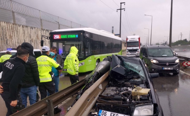 Kocaeli'de otomobil bariyere saplandı: 1 yaralı