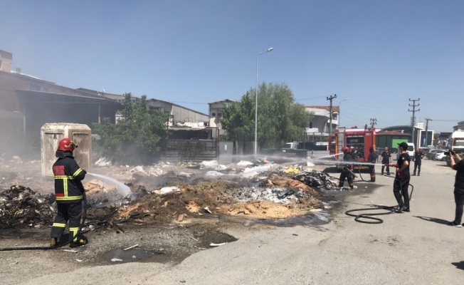 Sakarya'da mobilya atıklarının bulunduğu alanda çıkan yangın söndürüldü