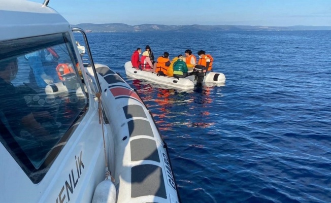 Ayvalık açıklarında Türk kara sularına itilen 12 sığınmacı kurtarıldı