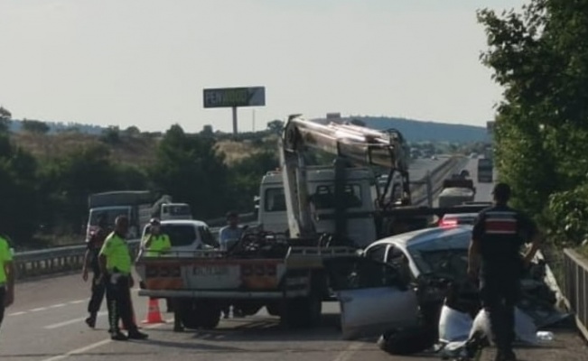 Balıkesir'de bariyerlere çarpan otomobildeki 4 kişiden biri hayatını kaybetti