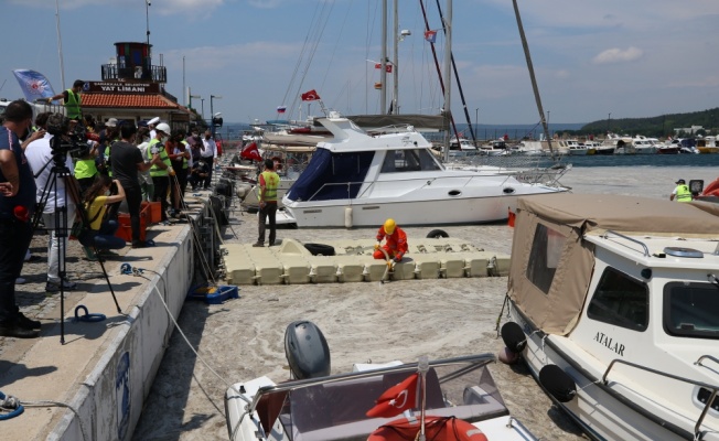 Çanakkale'de denizden 20 ton müsilaj toplandı