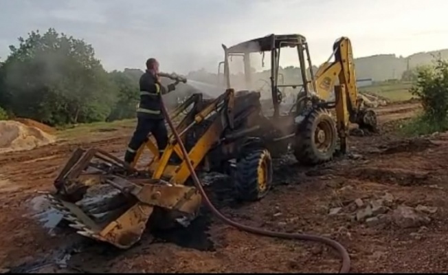 Kocaeli'de çıkan yangında 3 iş makinesi kullanılamaz hale geldi