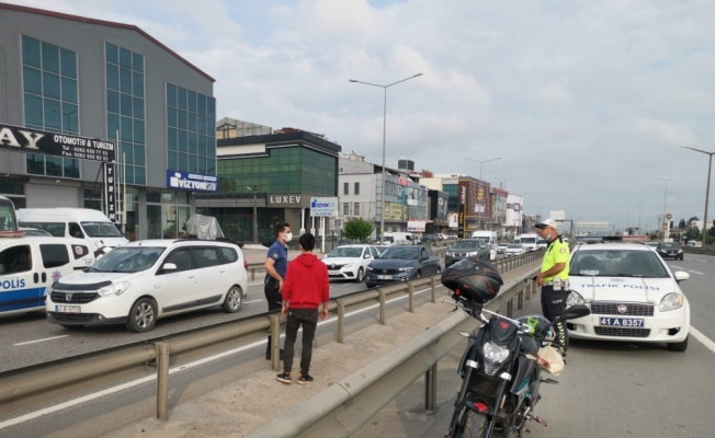 Kocaeli'de otomobilin çarptığı motosiklet sürücüsü yaralandı