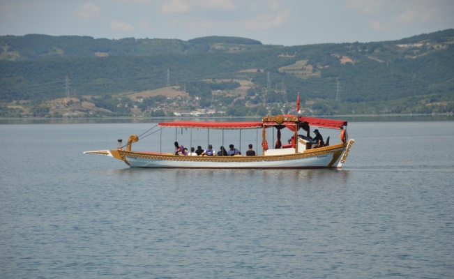 Turistler Sapanca'da güzel havanın tadını çıkardı