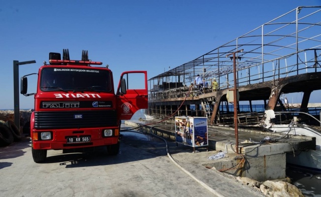 Balıkesir'de iskeleye bağlı gezi teknesi yandı