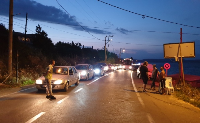 Çanakkale'nin Avrupa yakasındaki feribot iskelelerinde yoğunluk yaşanıyor