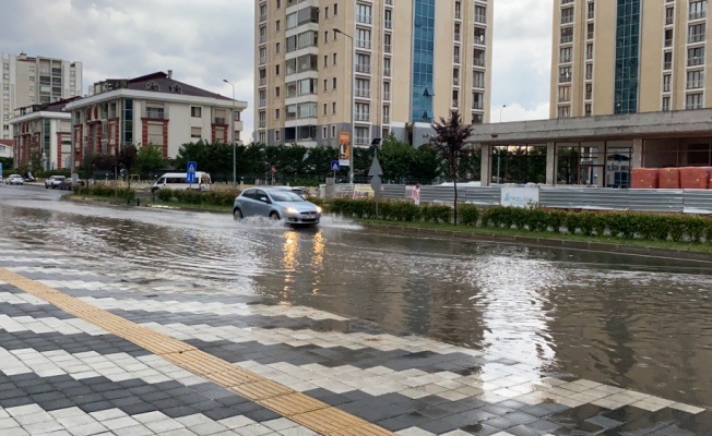 Çorlu'da sağanak hayatı olumsuz etkiledi