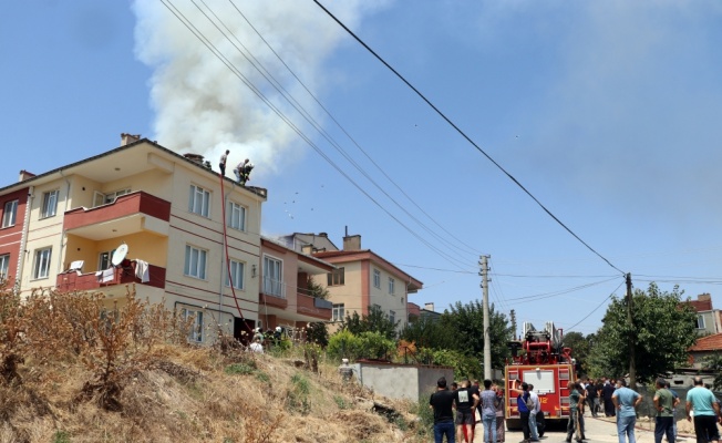 Edirne'de bir apartmanın çatısında çıkan yangın hasara neden oldu