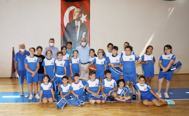 Genç basketbolculara formalar Mudanya Belediye Başkanı’ndan