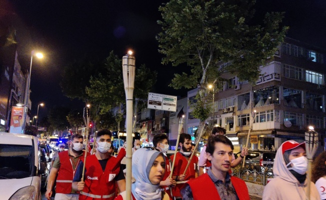 Genç Kızılay İstanbul'dan 15 Temmuz Meşale Yürüyüşü