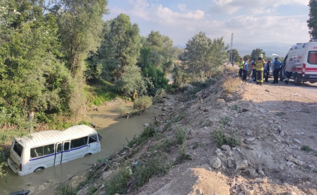 İnegöl'de dereye devrilen servis minibüsünün sürücüsü yaralandı