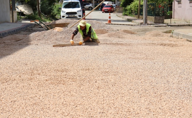 İzmit Belediyesi Yeşilova’da parkeleri yeniliyor