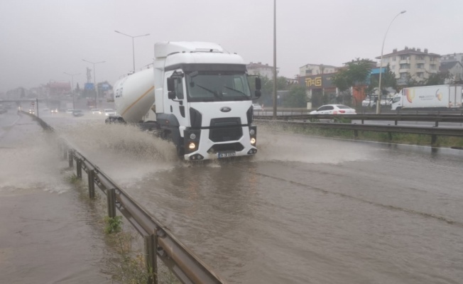 Kocaeli'de sağanak hayatı olumsuz etkiledi