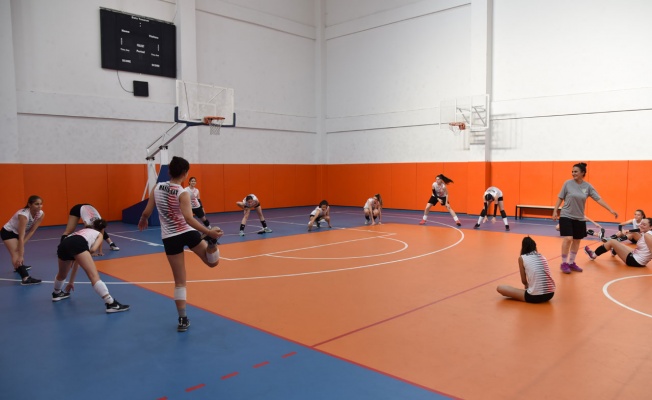 Manisa’da voleybol altyapı takımına ziyaret