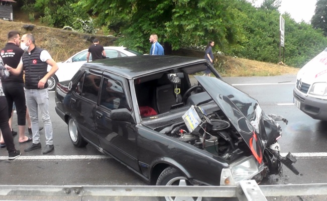 Sakarya'da otomobil bariyerlere çarptı: 2 yaralı