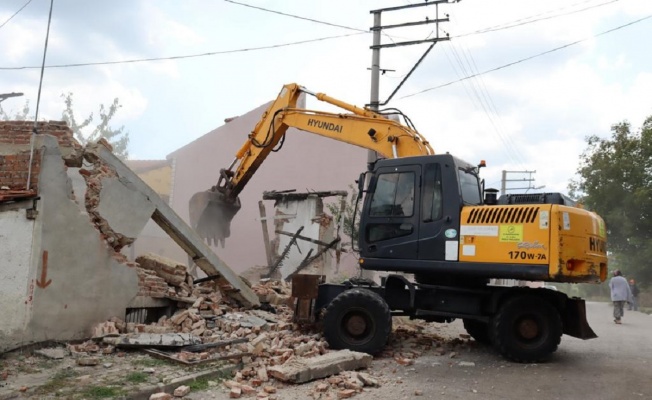 Akmeşe Cumhuriyet Mahallesi’ndeki metruk bina yıkıldı