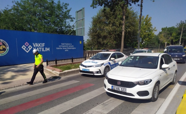 Edirne'de yaya geçidinde otomobilin çarptığı 2 kişi yaralandı